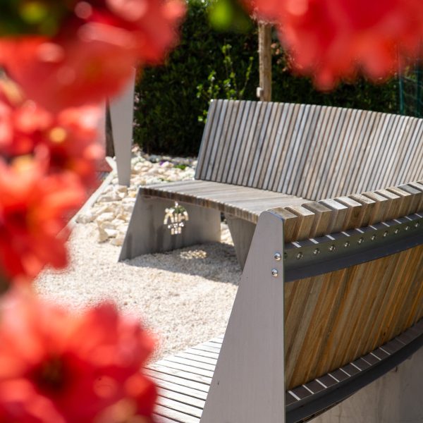 La route en fleurs - vue banc & fleurs